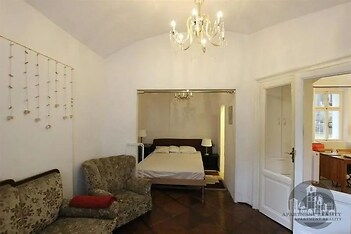 obývací pokoj s pozoruhodný lustr, klenutý strop, a přirozené světlo