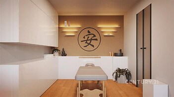 Praktická masážní místnost s parketovou podlahou, vestavěnými skříněmi a moderními světly, ideální pro wellness centra.