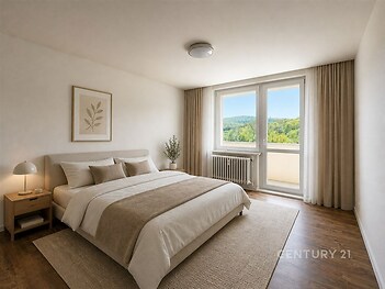 Prostorná ložnice s dřevěnou podlahou a velkými okny, moderní design s neutrálními barvami, výhled na přírodu a dostatek denního světla.