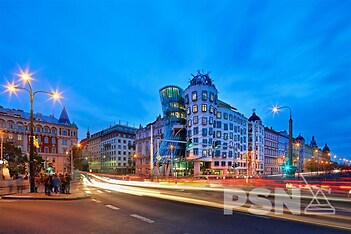 Kancelář v ikonickém Tančícím domě