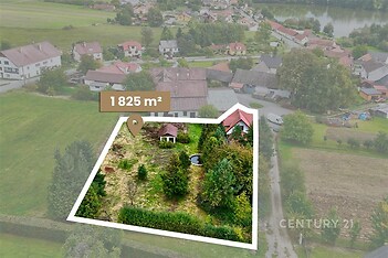 Prostorná zahrada s pozemkem o rozloze 1825 m², obklopená zelení, s možností výstavby. Klidná lokalita s krásným výhledem na okolní krajinu.