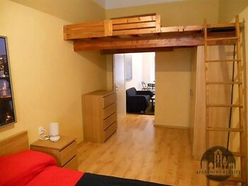 pokoj / ložnice s dřevěná podlaha