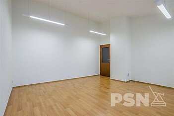 Kancelář s možností parkování