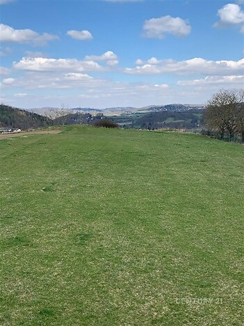 pohled  od stojícího domu majitele