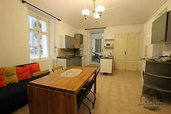 obývák-jídelna s přirozené světlo, pozoruhodný lustr, radiátor, a kachličková podlaha