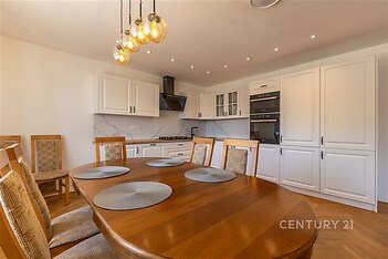 Jídelní prostor praktivky propojený s kuchyní