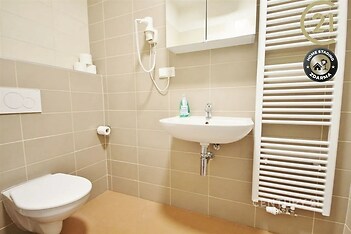 vana s radiátor, zrcadlo, a toaleta