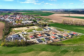 Nová rezidenční výstavba v klidné krajině s moderními bungalovy, velkými zahradami a prostornými parcely, ideální pro rodinné bydlení