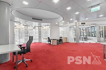 Kancelář s výhledem na Vltavu a Pražský hrad v ikonickém Tančícím domě