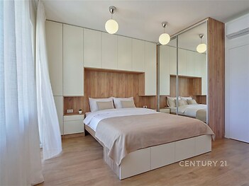 Prostorná ložnice, vestavěné skříně, parketová podlaha, moderní design, velká okna zajišťují světlost a vzdušnost, elegantní uspořádání.