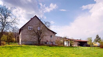 Rodinný dům na venkově s rozsáhlou zahradou, zděná fasáda, klidná lokalita, prostorný pozemek ideální pro relaxaci nebo zahradničení.