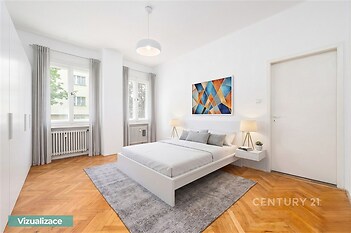 Prostorná ložnice s parketovou podlahou, velkými okny a moderním designem nabízí dostatek přirozeného světla a elegantní atmosféru.