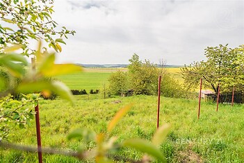 zahrada s venkovský pohled a plot