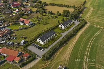 Nové řadové domy s moderní architekturou uprostřed zeleně, okolní krajina nabízí klidné prostředí. Vynikající lokalita blízko přírody.