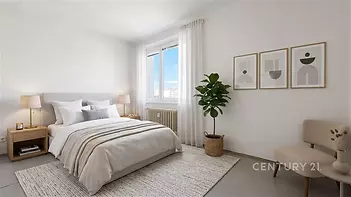 Světlá ložnice s moderním designem, obsahuje velká okna a parketovou podlahu, minimalistický nábytek a dekorace v neutrálních barvách.