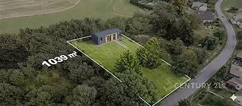 Nabídka pozemku o rozloze 1039 m² s moderní chatou, obklopená zelení v klidné lokalitě, ideální pro rekreaci či investici.