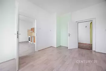 Průhled z obývacího pokoje