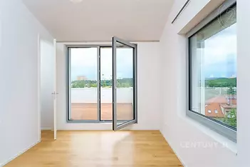 prázdná místnost s přirozené světlo a dřevěná podlaha