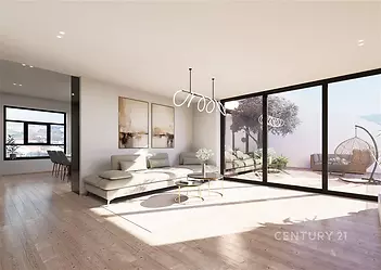 Světlý obývací pokoj s parketovou podlahou a velkými okny, moderní design, propojený s terasou s výhledem na město.