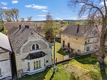 Dvě starší rodinné domy s nádechem venkovského kouzla v klidné oblasti. Prostorný dvůr a zachovalá střešní krytina.