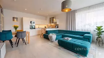 Moderní obývací pokoj s parketovou podlahou, velká okna prosvětlují prostor a stylový nábytek dodává místnosti elegantní vzhled.