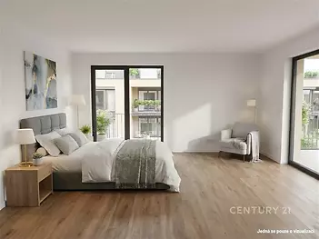 Prostorná ložnice s parketovou podlahou a velkými okny, moderní interiér s přístupem na balkón, světlý a vzdušný prostor.