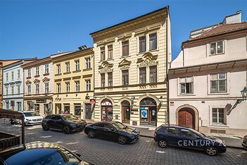 Historická městská budova s renovovanou fasádou, umístěná v atraktivní lokalitě. Nabízí komerční prostory v přízemí. Vhodné pro investici.