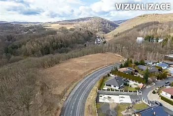 Stavební pozemek na mírném svahu s výhledem, klidná lokalita, blízko přírody, vhodné pro rodinné domy, dostupnost inženýrských sítí.