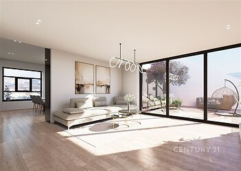 Světlý obývací pokoj s parketovou podlahou a velkými okny, moderní design, propojený s terasou s výhledem na město.