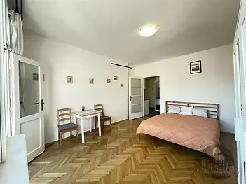 pokoj / ložnice s parketová podlaha