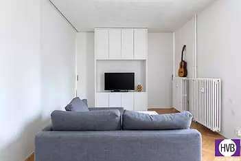 minimalist-obyvaci-pokoj-s-kytarou.png