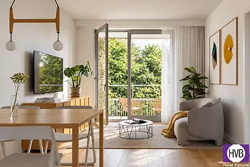 prazdny-balkon-s-proutenymi-kresly.png
