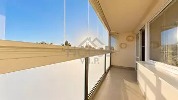 Sluncem zalitý moderní balkon