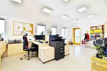 kancelář s televize a přirozené světlo