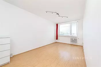 Světlý obývací pokoj, plastová okna v bytě, prodej 2kk, Stříbrského, Praha - Háje