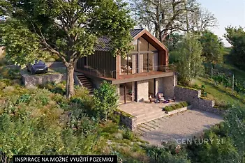 Moderní dřevěná chata s velkými okny a terasou, situovaná v přírodním prostředí, nabízí klidné bydlení s krásným výhledem na okolní krajinu.