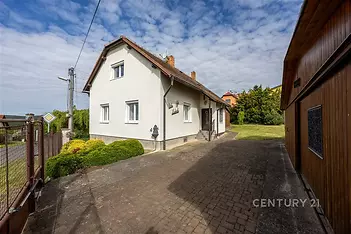 Pohled na dům, napravo garáž