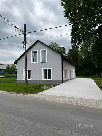 Moderní rodinný dům s bílou fasádou a novou příjezdovou cestou, plastová okna a klidná lokalita poblíž lesa