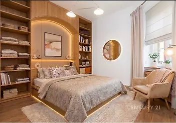 Prostorná ložnice s dřevěnými podlahami, vestavěnými skříněmi a moderním osvětlením, nabízí útulný a stylový interiér.