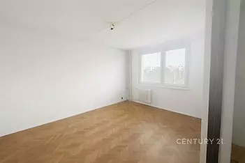 Prázdný obývací pokoj, parketová podlaha, velká okna, světlý interiér, moderní vzhled, připravený k zařízenému bydlení
