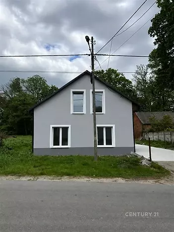 Zrekonstruovaný rodinný dům s moderní fasádou, novými okny a dlážděným příjezdem. Klidná lokalita v blízkosti přírody.
