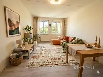 Světlý obývací pokoj, moderní laminátová podlaha, velká okna, útulný styl, vestavěné dekorace, prostorný interiér.