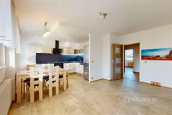 Obývací pokoj s kuchyní a jídelním koutem