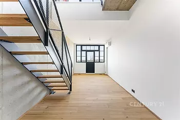 Útulný světlý pokoj s parketovou podlahou a velkými okny, moderní schody s kovovým zábradlím, minimalistický design a kvalitní materiály