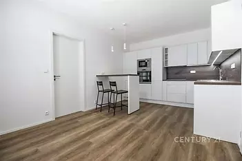 kuchyně s bílé skříně, trouba, backsplash, dřevěná podlaha, a deformace