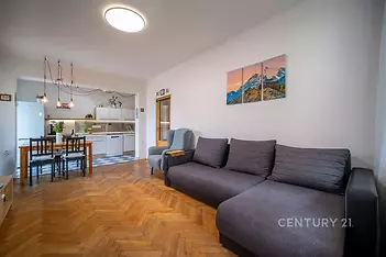 Obývací pokoj s kuchyňským koutem