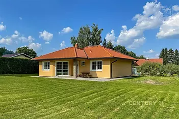 venkovní obytný prostor s trávník a patio