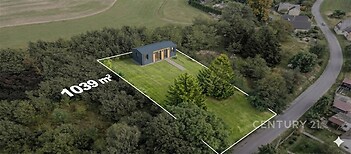 Nabídka pozemku o rozloze 1039 m² s moderní chatou, obklopená zelení v klidné lokalitě, ideální pro rekreaci či investici.