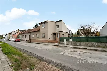 Nízkopodlažní rodinný dům s klasickou fasádou, umístěný v klidné ulici, ideální pro rekonstrukci, s možností prostorné zahrady.