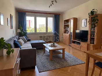 tulný obývací pokoj s výhledem na město